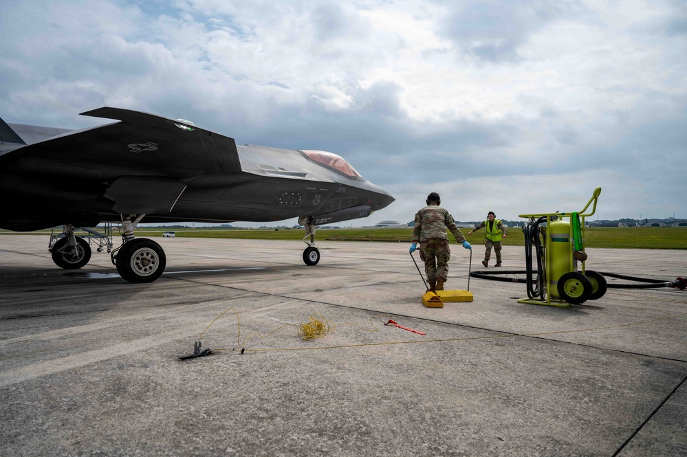 BM26 : Hot pit operations keep Kadena fighters airborne