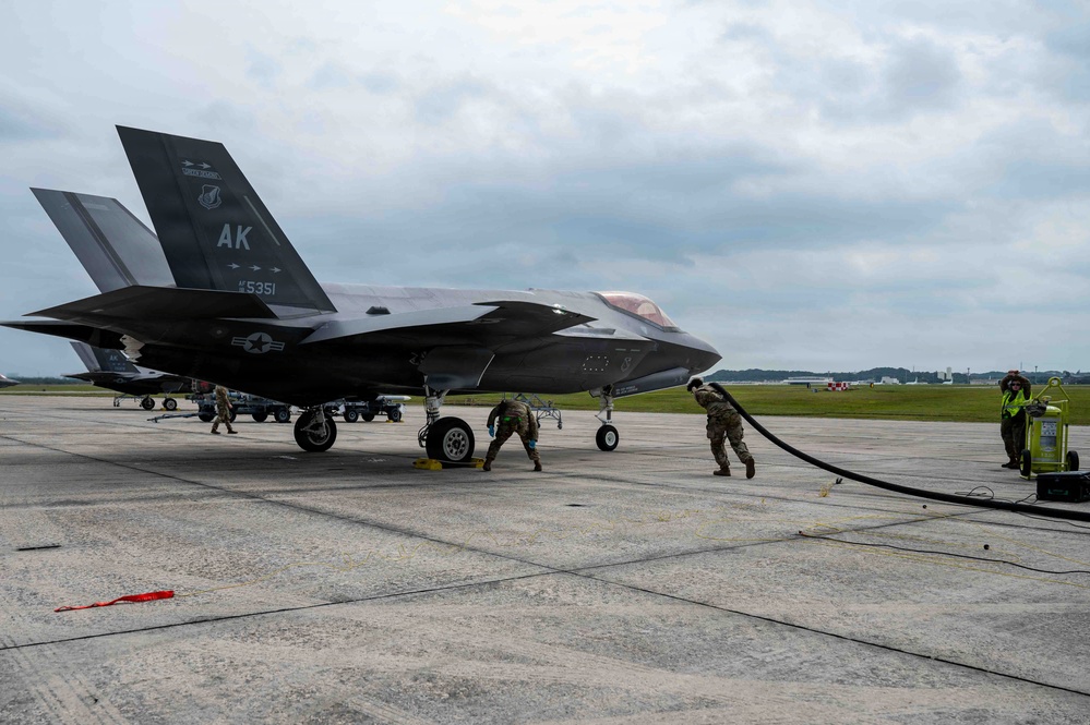 BM26 : Hot pit operations keep Kadena fighters airborne