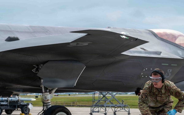 BM26 : Hot pit operations keep Kadena fighters airborne