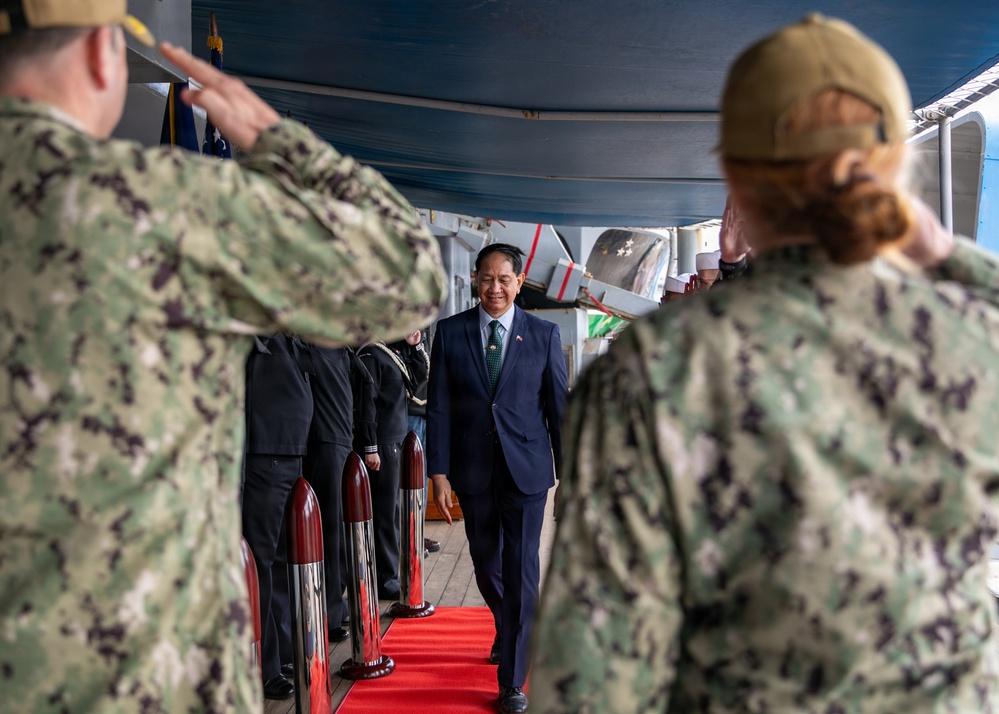 Undersecretary for Strategic Assessment and Planning at the Department of National Defense of the Philippines Visits USS Blue Ridge (LCC 19)