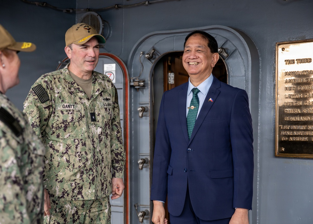 Undersecretary for Strategic Assessment and Planning at the Department of National Defense of the Philippines Visits USS Blue Ridge (LCC 19)