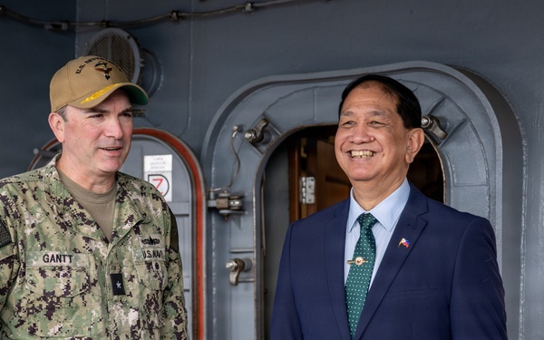 Undersecretary for Strategic Assessment and Planning at the Department of National Defense of the Philippines Visits USS Blue Ridge (LCC 19)
