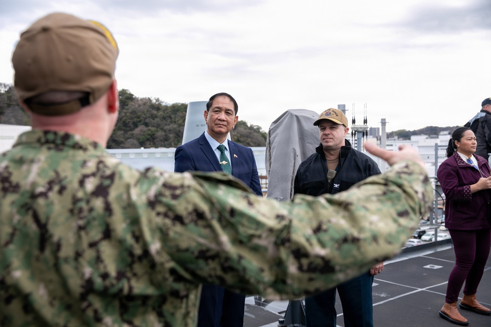 Undersecretary for Strategic Assessment and Planning at the Department of National Defense of the Philippines Visits USS Blue Ridge (LCC 19)