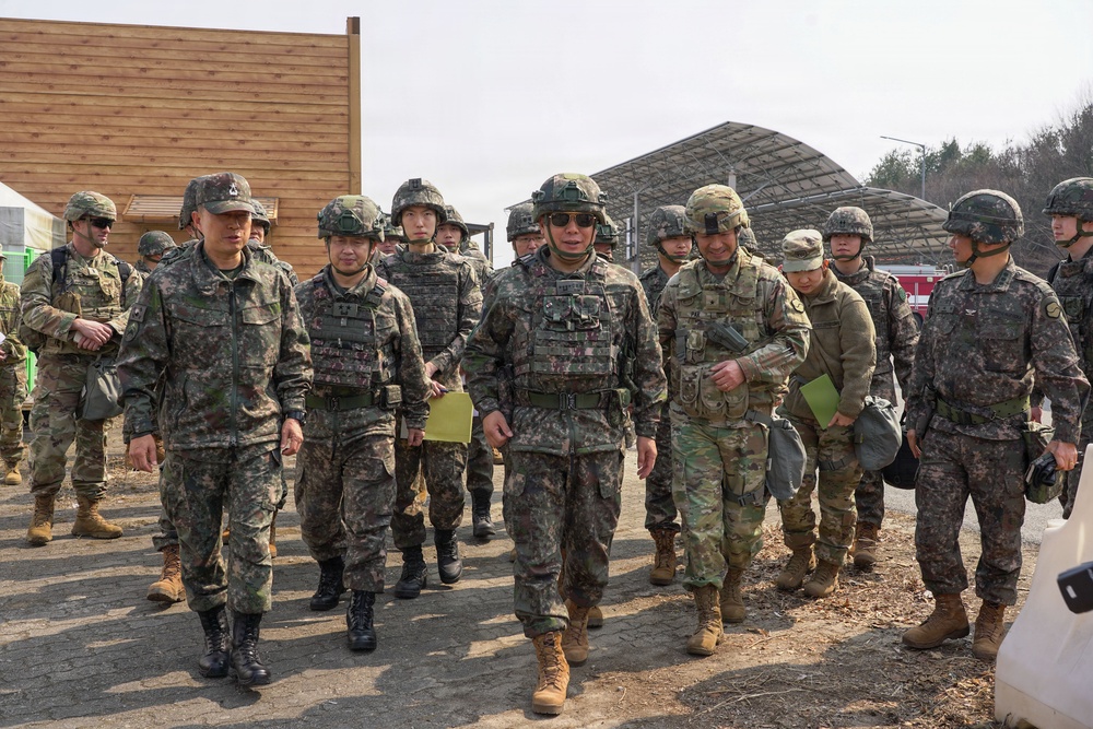 ROK and U.S. leaders tour convoy support operations