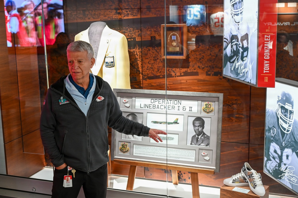 Fort Leavenworth leaders visit Chiefs facility, stadium