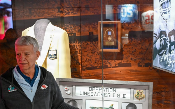 Fort Leavenworth leaders visit Chiefs facility, stadium