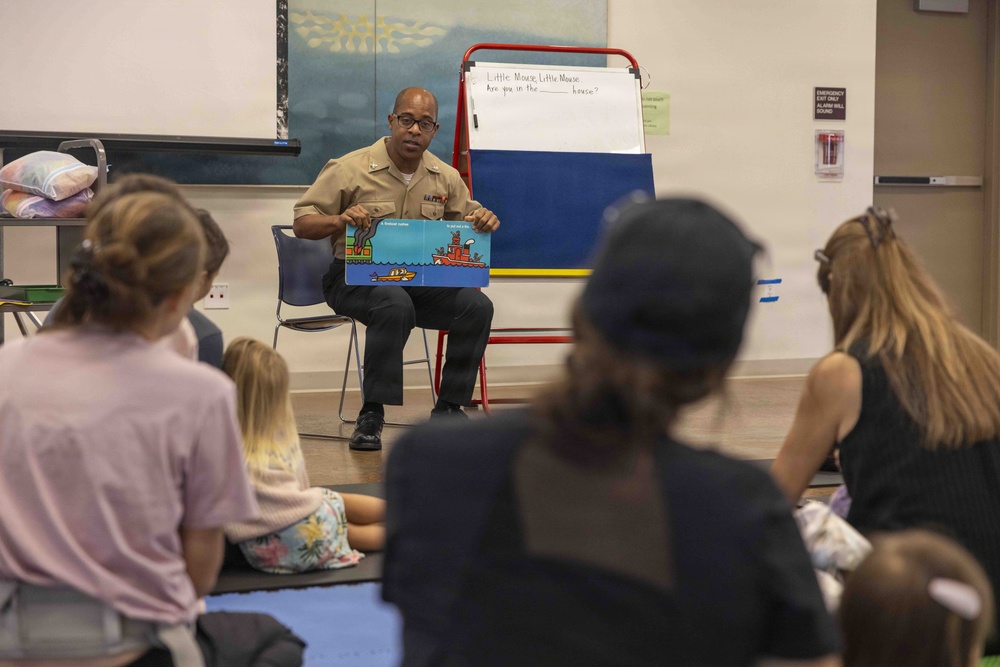 Hawaiʻi Navy Week: Sailors conduct outreach at ʻAiea Public Library