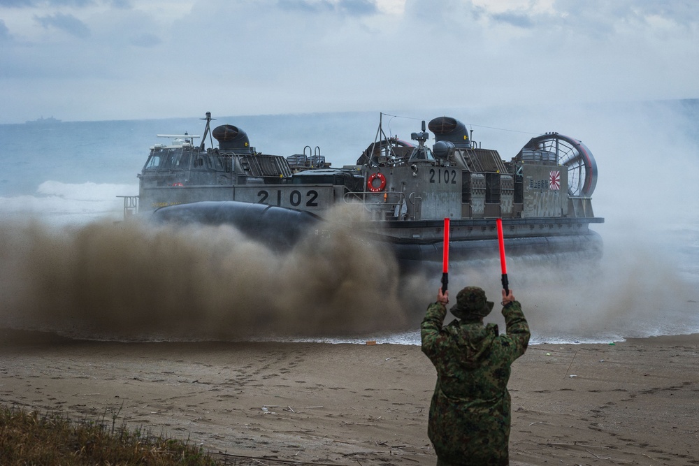 U.S. Marines and JGDSF Conduct Tactical Landings