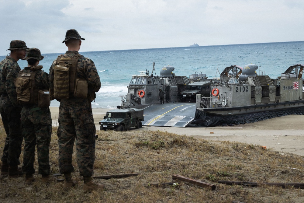 U.S. Marines and JGDSF Conduct Tactical Landings