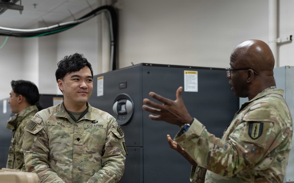 1 Signal Brigade Soldiers at Command Post Tango