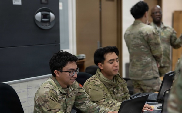 1st Signal Brigade Soldiers at Command Post Tango