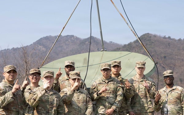 1st Signal Brigade Soldiers at Command Post Tango
