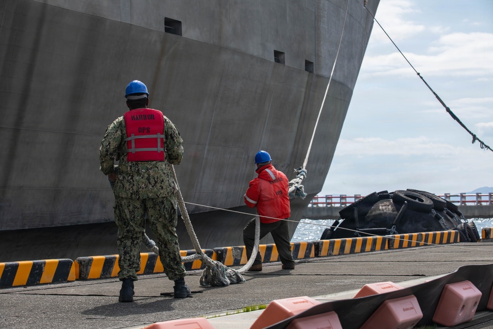 USNS Guam docks at MCAS Iwakuni