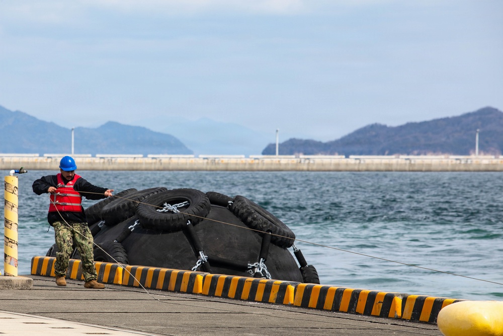 USNS Guam docks at MCAS Iwakuni