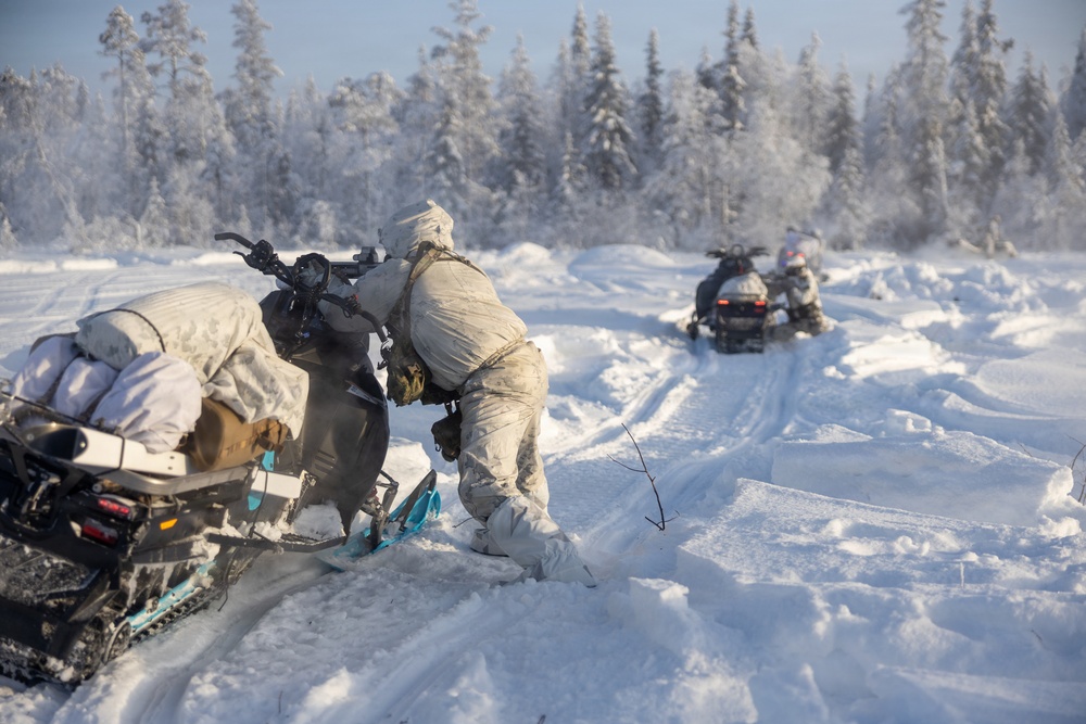 Recon Marines sharpen winter warfighting skills in Sweden