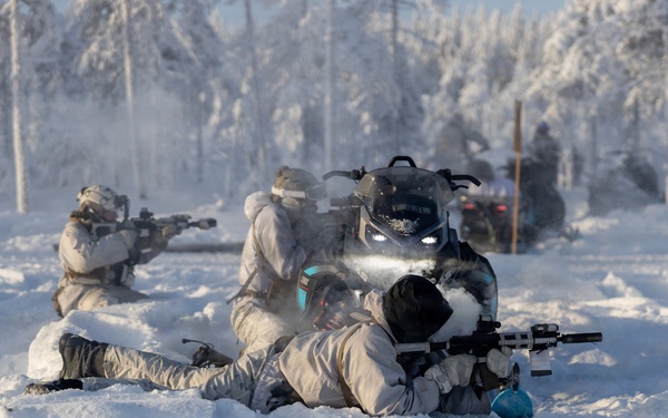 Recon Marines sharpen winter warfighting skills in Sweden