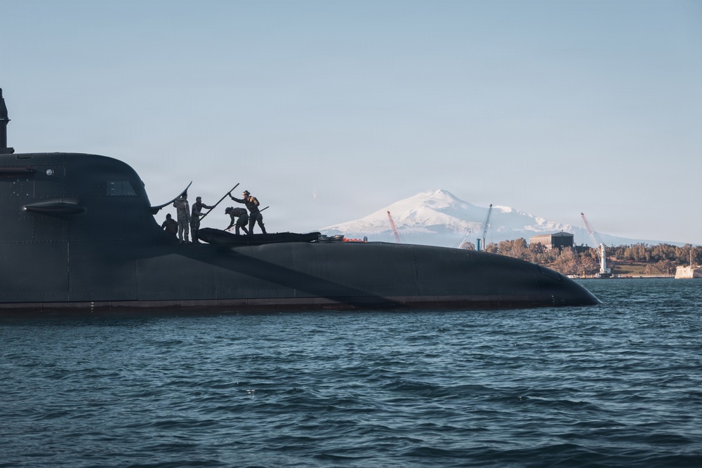 U.S. Recon Marines Launch Raiding Craft Operations from Submarine in Italy