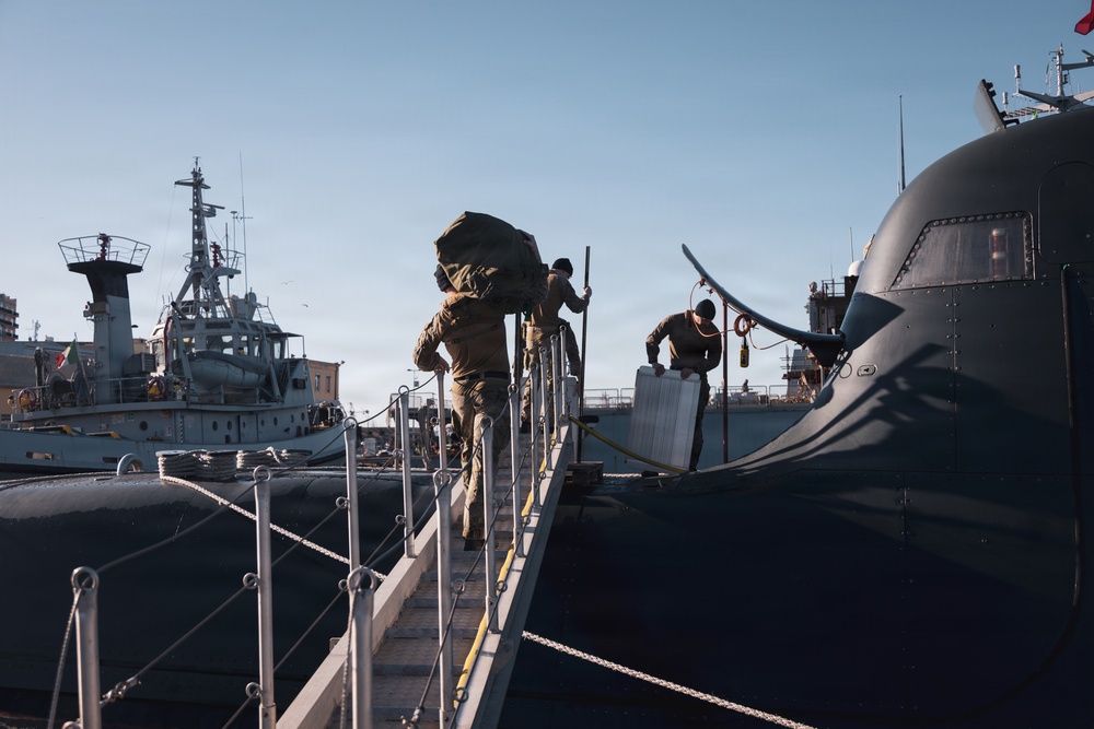 U.S. Recon Marines Launch Raiding Craft Operations from Submarine in Italy