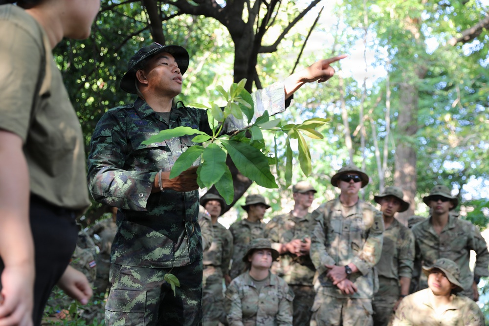 US Soldiers learn jungle survival from RTA Special Warfare Instructor