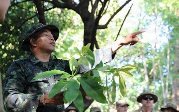 US Soldiers learn jungle survival from RTA Special Warfare Instructor