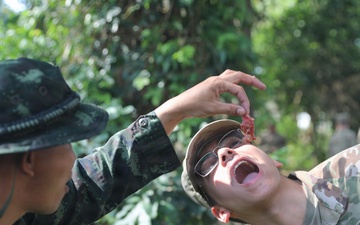 US Soldiers learn jungle survival from RTA Special Warfare Instructor