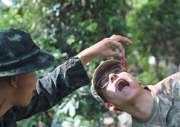 US Soldiers learn jungle survival from RTA Special Warfare Instructor
