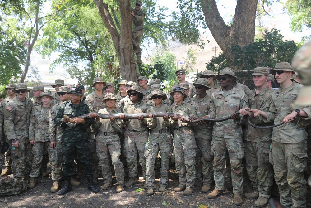 US Soldiers learn jungle survival from RTA Special Warfare Instructor