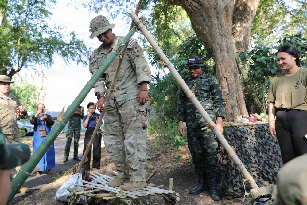 US Soldiers learn jungle survival from RTA Special Warfare Instructor