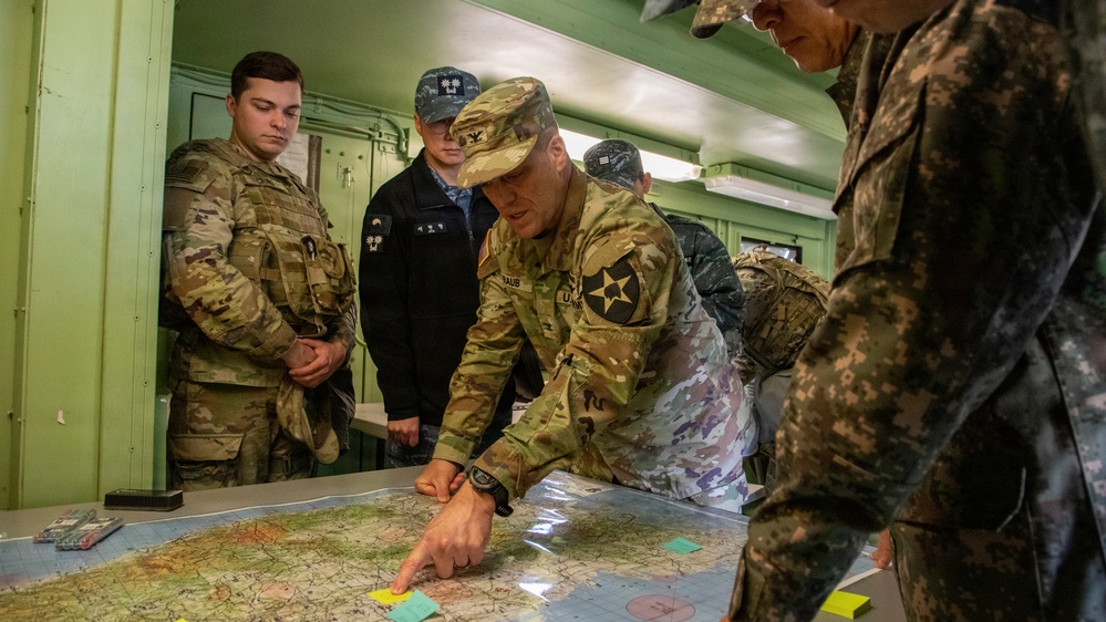 2CAB Commander briefs ROK 2nd Fleet Commanders on Talon Reach