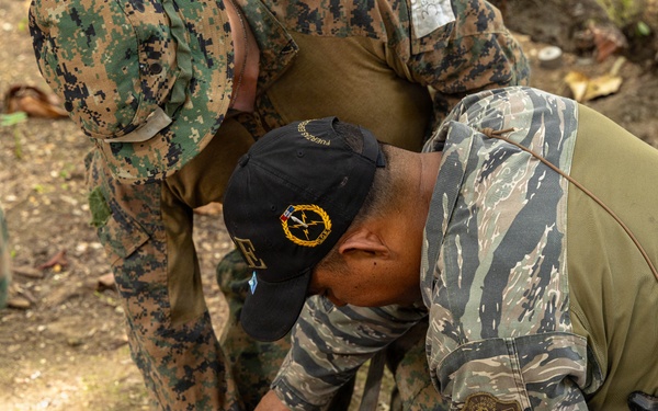 Jungle Operations Training Course - Panama: Machete techniques