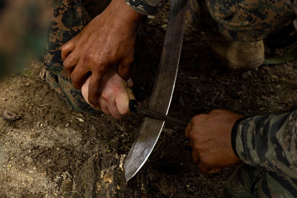 Jungle Operations Training Course - Panama: Machete techniques