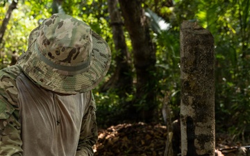 Jungle Operations Training Course - Panama: Machete techniques