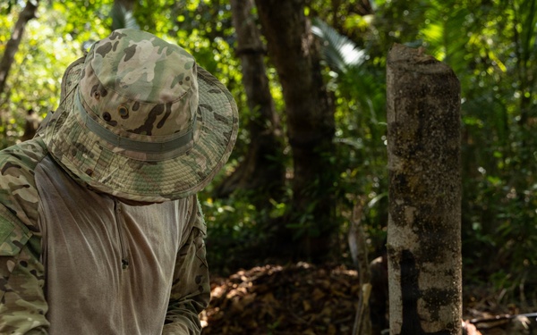 Jungle Operations Training Course - Panama: Machete techniques