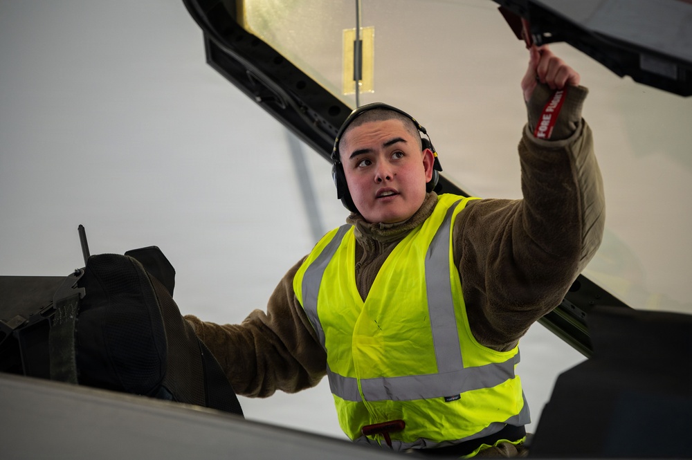 48 FW keeps operations hot at Cold Response