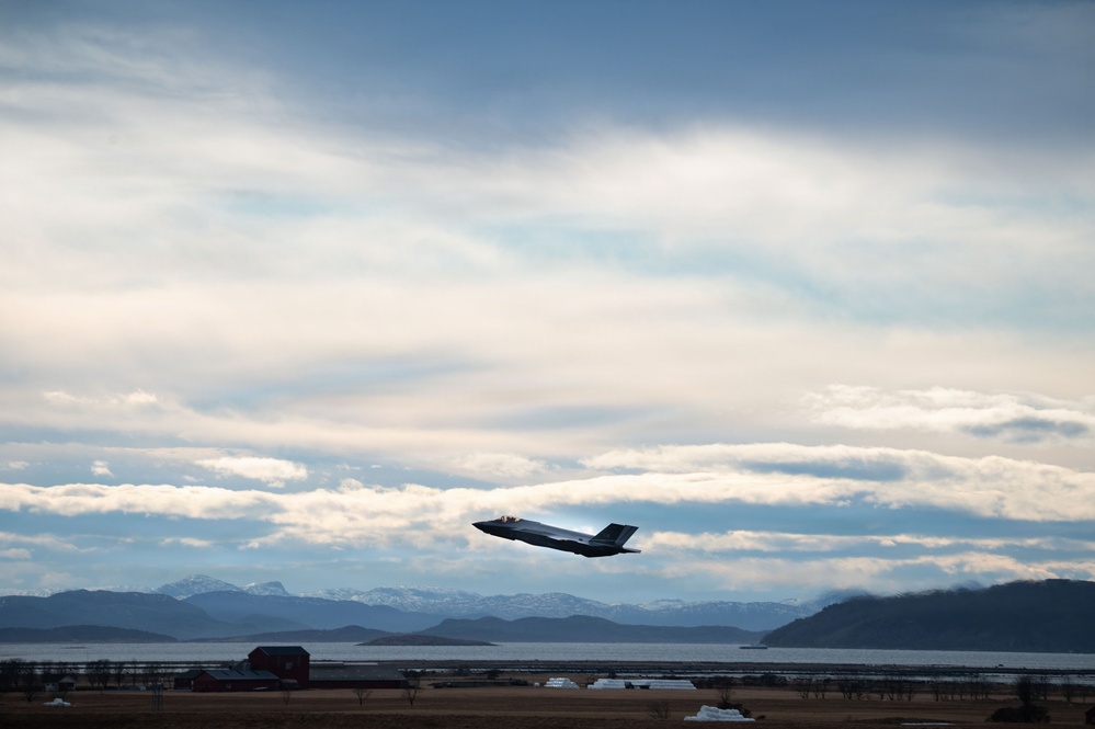 48 FW keeps operations hot at Cold Response