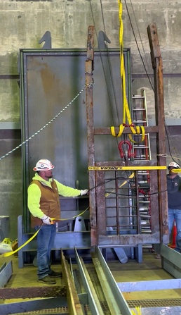 Divers help remove damaged trash rack at Arcadia Lake
