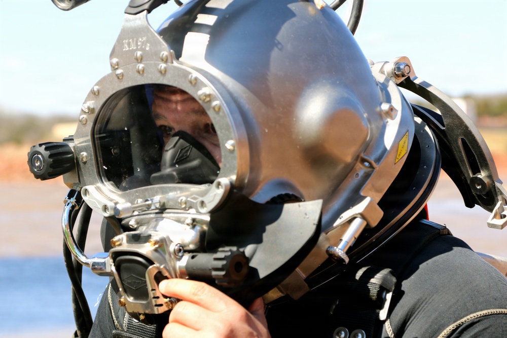 Divers help remove damaged trash rack at Arcadia Lake