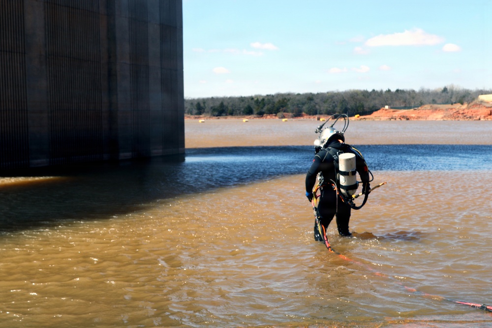 Divers help remove damaged trash rack at Arcadia Lake