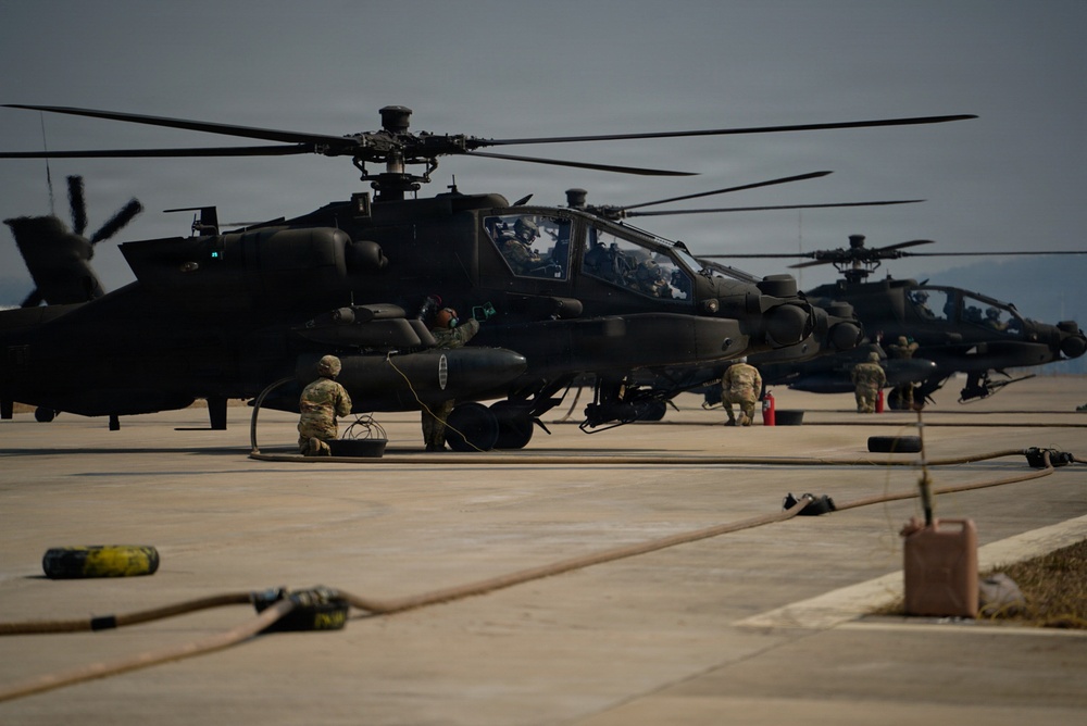 4-2 AB Apaches Conduct Refuel and Strike Operations During Talon Reach