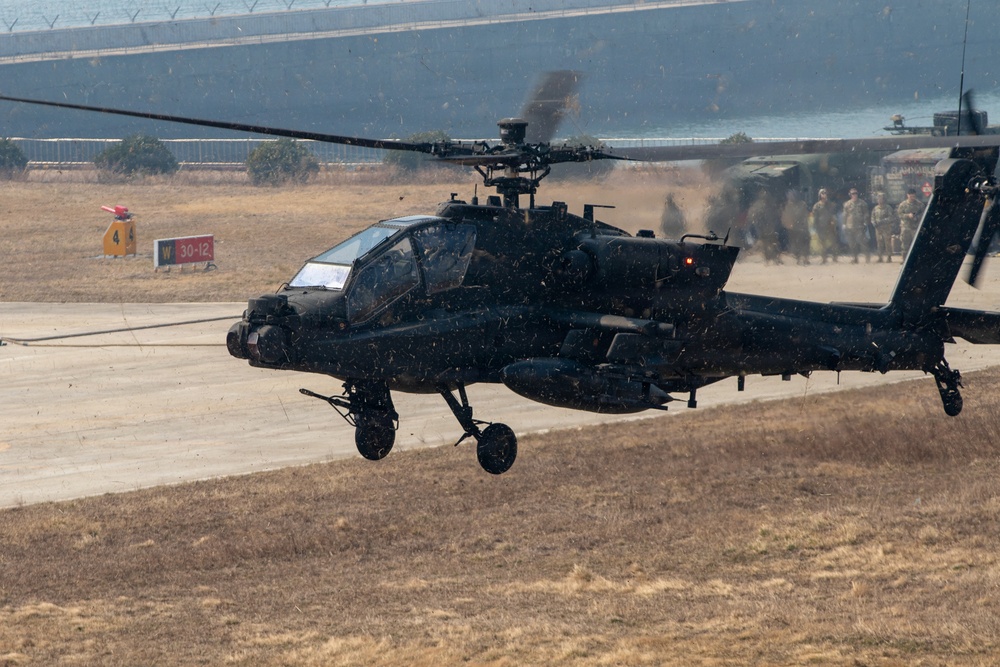 4-2 AB Apaches Conduct Refuel and Strike Operations During Talon Reach