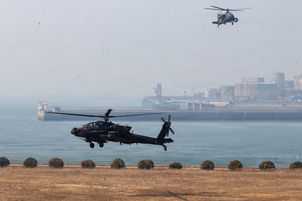 4-2 AB Apaches Conduct Refuel and Strike Operations During Talon Reach