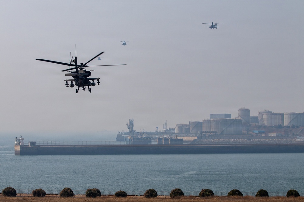 4-2 AB Apaches Conduct Refuel and Strike Operations During Talon Reach
