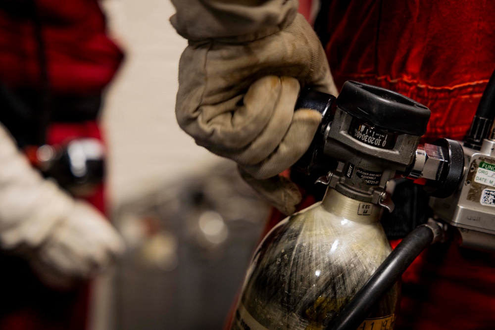 USS Iwo Jima Sailors Conduct Damage Control Training