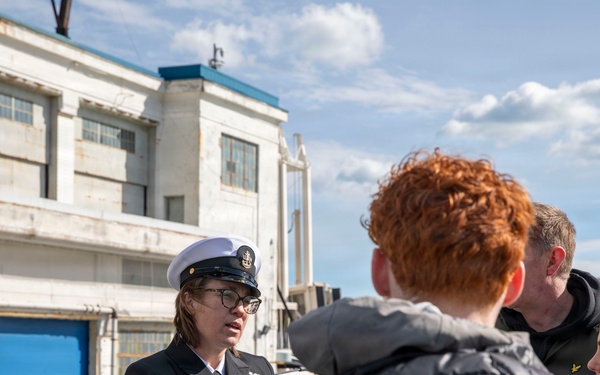 Pre-Commissioning Unit (PCU) Harvey C. Barnum Jr. (DDG 124) Conducts Public Ship Tours
