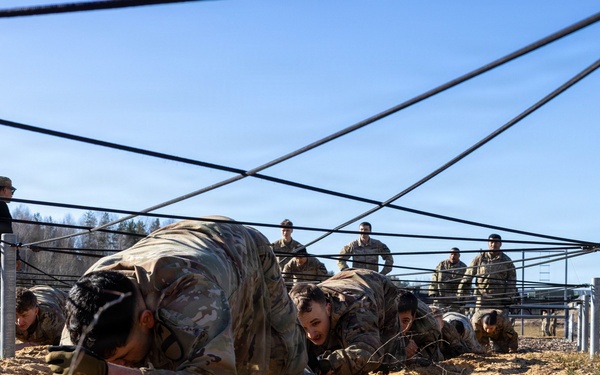 6-9 CAV Soldiers navigate an obstacle course