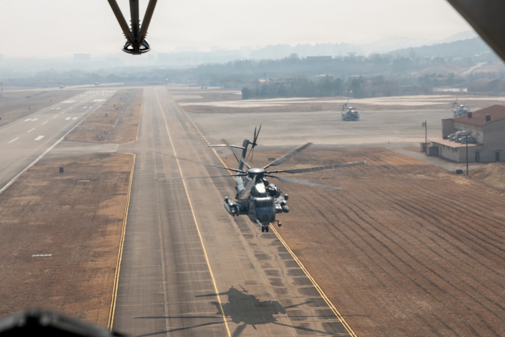 CH-53E Super Stallions take off from Suwon Air Base