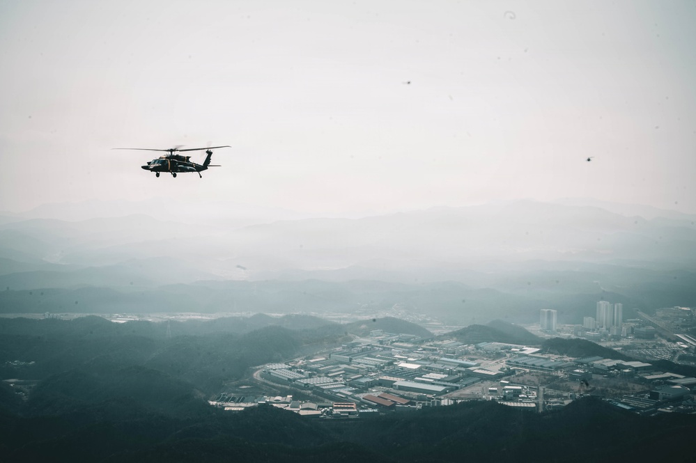 2nd Combat Aviation Brigade Conduct Refuel Operations During Talon Reach