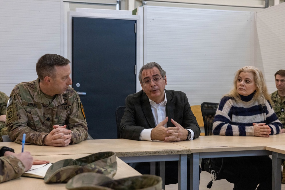 Roman Pipko meets with 6-9 CAV commander in Estonia