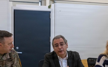 Roman Pipko meets with 6-9 CAV commander in Estonia