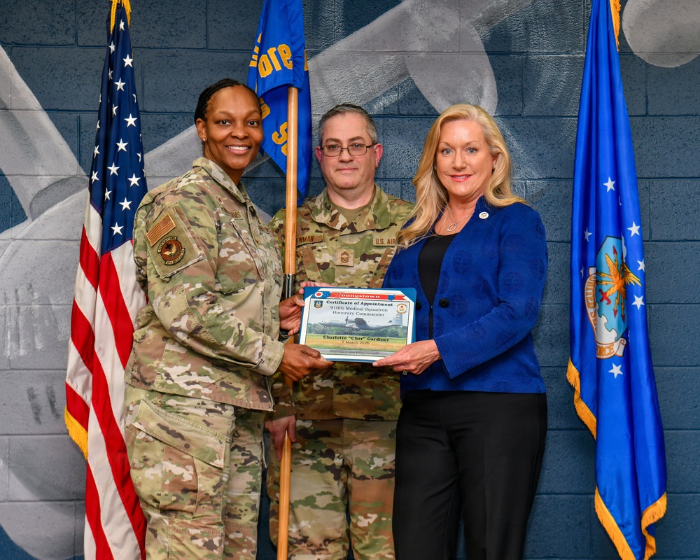 910th AW strengthens community bonds with new honorary commanders